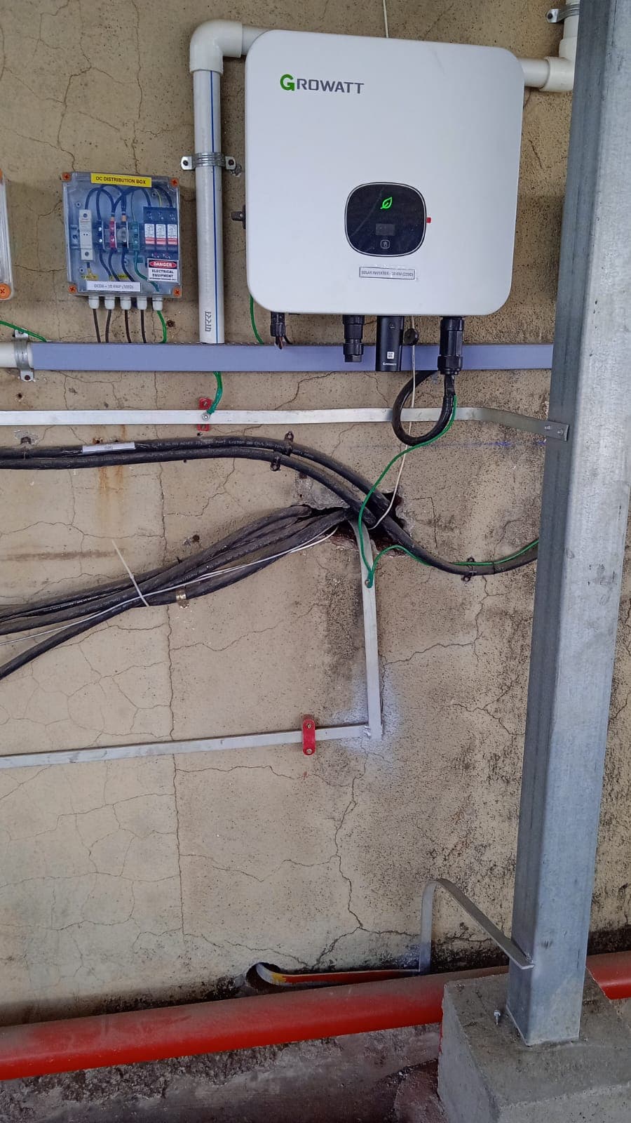 Growatt string inverter with its DC distribution box